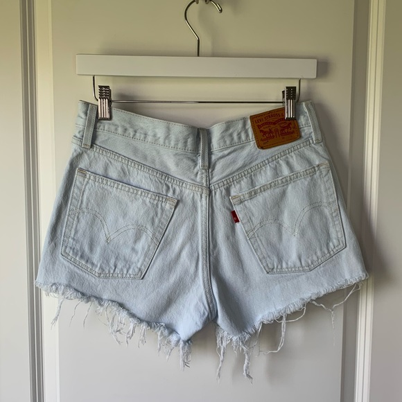 Levi’s 501 light wash mid rise cut off short - Picture 5 of 9
